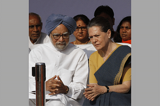 Former prime minister of India Manmohan Singh (L) and Congress chairperson Sonia Gandhi (Arvind Yadav/Hindustan Times via Getty Images)