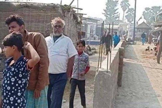 The wall built to separate Sheikhs and Ansaris in a Muzaffarpur neighbourhood (@MohdMuzzammilK/Twitter)