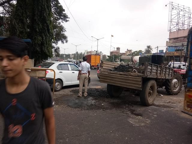 A lone traffic policeman in Bengaluru’s Madiwala market manages vehicular flow. Image courtesy of twitter.com/blrcitytraffic.&nbsp;