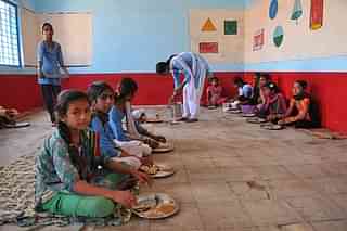 The draft of the new National Education Policy also recommends expanding the scheme to provide breakfast to the children along with the midday meal. (Shankar Mourya/Hindustan Times via Getty Images)&nbsp;