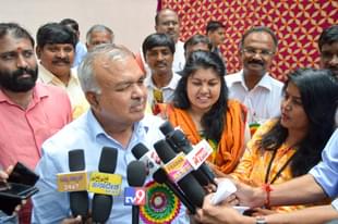 Former Karnataka Home Minister Ramalinga Reddy (L) and daughter-MLA Sowmya Reddy addressing the media in Bengaluru. (twitter.com/RLR_BTM)