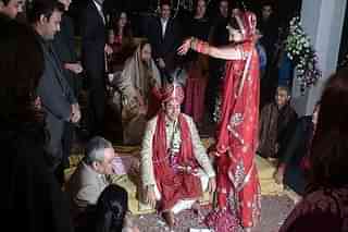 A Hindu couple during their marriage ceremony. (Pic via wikipedia)