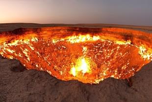 The ‘Door Of Hell’ in Turkmenistan. (Tormod Sandtrov via Wikimedia Commons)
