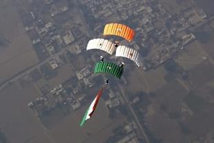 IAF’s skydiving team during one of their earlier jumps (@IAF_MCC/Twitter)