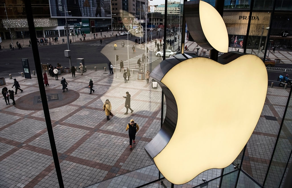 The Apple logo is seen on the window at an Apple Store on 7 January 2019 in Beijing, China. (Kevin Frayer/GettyImages)&nbsp;