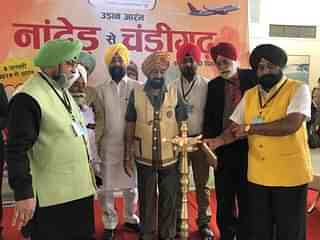 Sikh pilgrims lighting the lamp before the flight (Sardaar Tara Singh /Facebook)