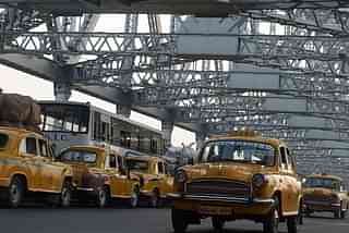 Traffic on Kolkata’s iconic Howrah Bridge  (DIBYANGSHU SARKAR/AFP/Getty Images)