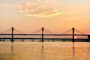 Mandovi Bridge (@laughsfliesaway/Twitter)