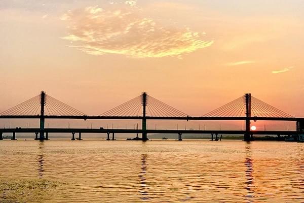 Mandovi Bridge (@laughsfliesaway/Twitter)