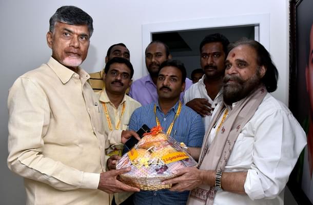 Chandrababu Naidu meeting Sri Vemuri Ananda Surya , the Chairman of Brahmin Welfare Corporation. Source : (gopalprasadjasti/Facebook)