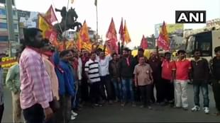 Central Trade Unions demanding minimum wages, social security & end to privatisation of public sector, in Hubli. (Image courtesy of twitter.com/ANI)