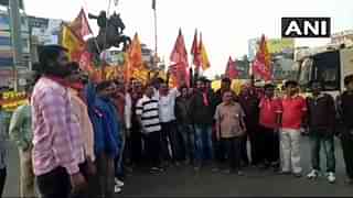 Central Trade Unions demanding minimum wages, social security &amp; end to privatisation of public sector, in Hubli. (Image courtesy of twitter.com/ANI)