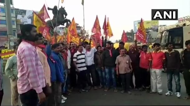 Central Trade Unions demanding minimum wages, social security & end to privatisation of public sector, in Hubli. (Image courtesy of twitter.com/ANI)