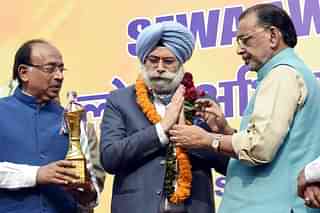 Union Ministers Radha Mohan Singh and Vijay Goel present Lok Abhiyan Sewa Award to senior lawyer and former Aam Aadmi Party (AAP) leader HS Phoolka. (Arvind Yadav/Hindustan Times via Getty Images)