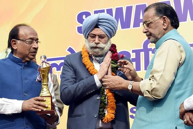 Union Ministers Radha Mohan Singh and Vijay Goel present Lok Abhiyan Sewa Award to senior lawyer and former Aam Aadmi Party (AAP) leader HS Phoolka. (Arvind Yadav/Hindustan Times via Getty Images)