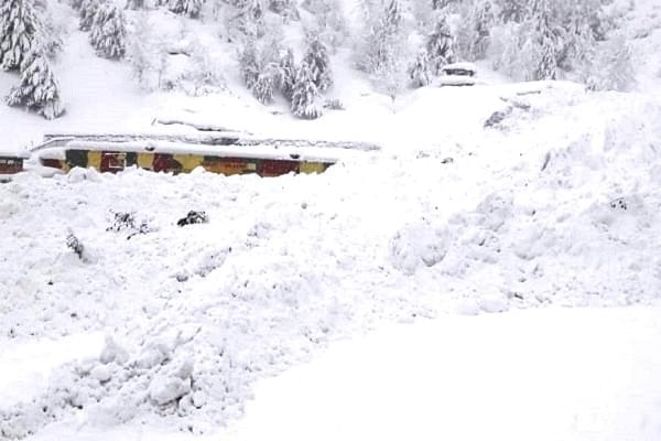 Snowfall near Jawahar tunnel (@amitanandal88/Twitter)