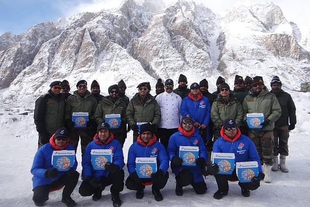Soldiers and the pizzas at Siachen (@dominos_India/Twitter)