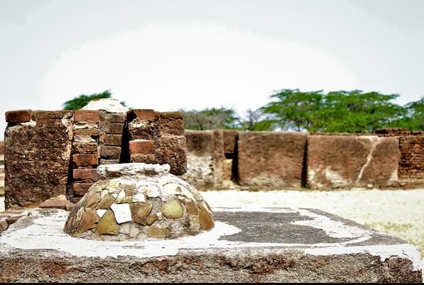 Inside Lothal: no guides, just a few sign posts and an eerie silence