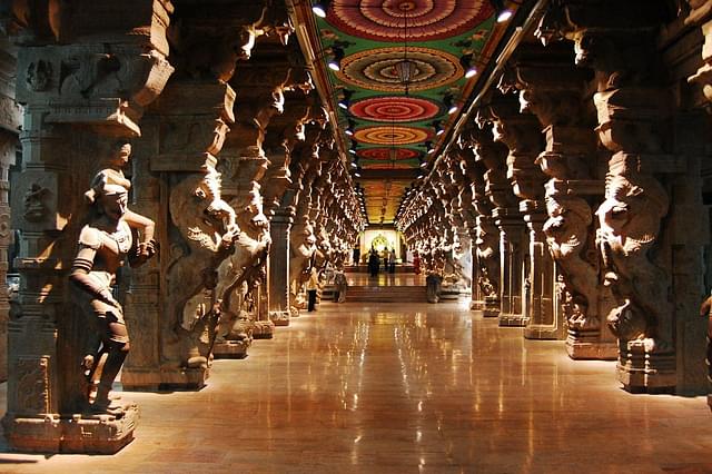 The corridors of Madurai Meenakshi Amman temple. (Wikimedia Commons)