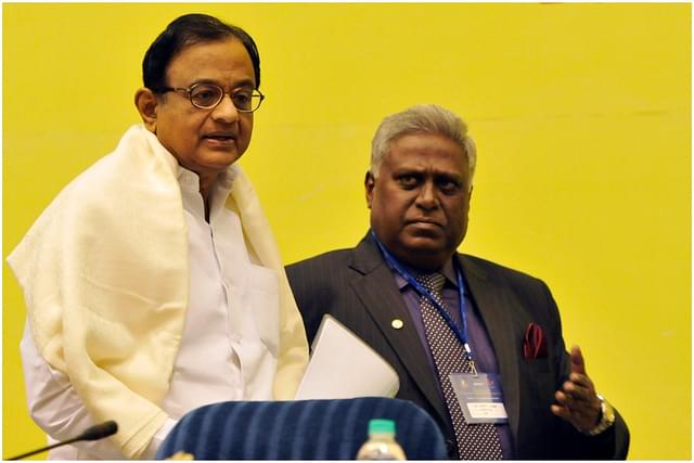  P Chidambaram with former CBI director Ranjit Sinha. (Mohd Zakir/Hindustan Times via Getty Images)