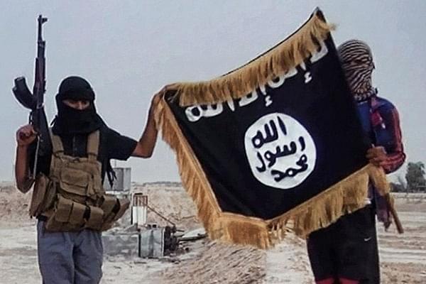 ISIS posts online propaganda videos to attract Muslim youths from all over the world (pic via Twitter)