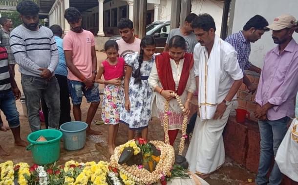 Rocket Moda’s funeral had hundreds of people visiting to pay last respects to the champion bull. 