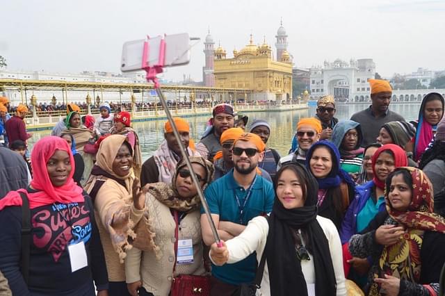A group of Civil Services Officers from 24 developing Countries who are currently undergoing training at National Institute of Labour Economics Research and Development Delhi taking selfie at Golden Temple in Amritsar. (Sameer Sehgal/Hindustan Times)
