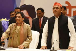 Presidents of the Bahujan Samaj Party and Samajwadi Party, Mayawati (L) and Akhilesh Yadav. (Subhankar Chakraborty/Hindustan Times via Getty Images)