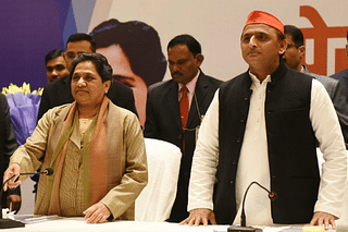 Presidents of the Bahujan Samaj Party and Samajwadi Party, Mayawati (L) and Akhilesh Yadav. (Subhankar Chakraborty/Hindustan Times via Getty Images)