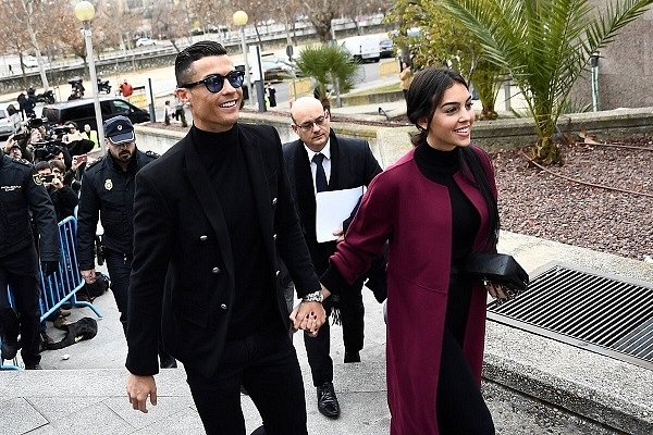 Cristiano Ronaldo arriving at a Madrid court with his partner Georgina Rodríguez (@KroosT8/Twitter)