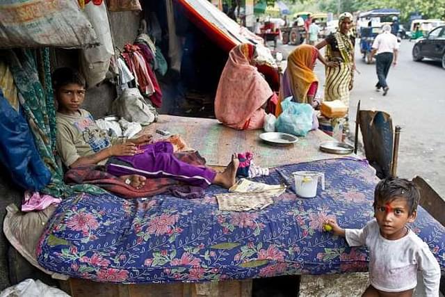 Poor families living on the streets. (PRAKASH SINGH/AFP/GettyImages)