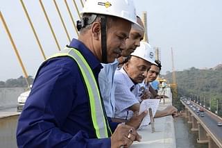 Goa CM Manohar Parrikar inspecting Mandovi Bridge (Pic via Twitter)