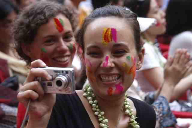 Foreign tourists celebrating Holi during the Vasant Utsav in Kolkata. (Subhendu Ghosh/Hindustan Times via GettyImages)&nbsp;