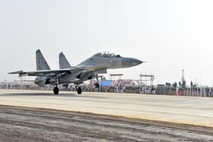An IAF Sukhoi fighter lands at an expressway at Lucknow (Representative image) (Hindustan Times via Getty Images)