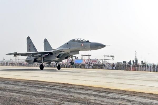 An IAF Sukhoi fighter lands at an expressway at Lucknow (Representative image) (Hindustan Times via Getty Images)