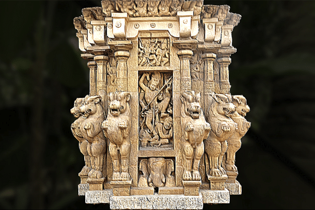 In this particular 3D model, the lions appear distinctly against the linear and lyrical geometry that lives at the Kailasanathar temple. 