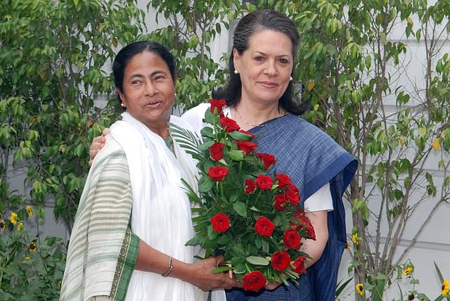 Mamata Banerjee (left) and Sonia Gandhi. (Naveen Jora/India Today Group/GettyImages)&nbsp;