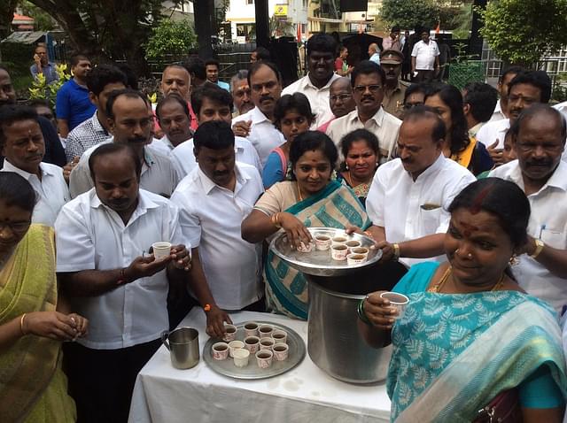 <a href="https://twitter.com/DrTamilisaiBJP">Dr Tamilisai Soundararajan distributing</a> Nilavembu Kudineer during a campaign (Pic: @DrTamilisaiBJP/twitter)