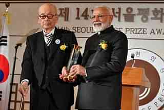 PM Modi receives the Seoul Peace Prize. (@PIB_India/Twitter)