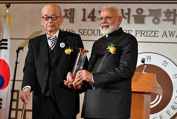 PM Modi receiving the Seoul Peace Prize. (@PIB_India/Twitter)