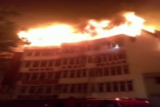 Fire at the hotel Arpit Palace in Delhi’s Karol Bagh (@DDNewsLive/Twitter)