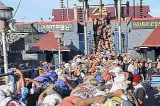 Devotees offering prayers at Sabarimala (Pic: <a href="https://twitter.com/keveeyes">@<b>keveeyes</b></a>/twitter)