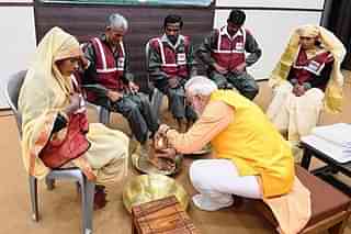 PM Modi washing the feet of sanitation workers (Pic Via Twitter)