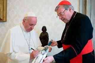  Cardinal George Pell (R) with Pope Francis (L) (Source: @<b>CrowmooreGaming/Twitter)</b>