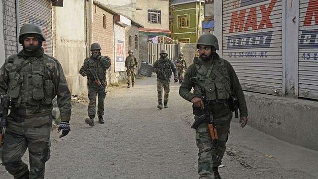Army soldiers on the outskirts of Srinagar. (Waseem Andrabi/Hindustan Times via GettyImages) 