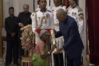 ‘Saalumarada’ Thimmakka receiving the Padma Shri. (Pic via President of India/Youtube)