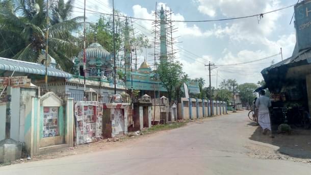 A mosque has been built behind a Ganesh temple in Ksingan village, 25 km from Mayiladuthurai. 