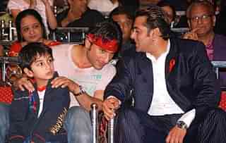 Saif Ali Khan (L) with Salman Khan (R). (Bollywood Hungama/Wikipedia)