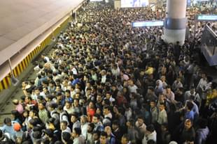 A heavy crowd of passengers  at the Delhi Metro’s Rajiv Chowk station. (Sunil Saxena/HindustanTimes via Getty Images)