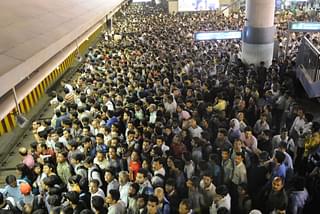 A heavy crowd of passengers  at the Delhi Metro’s Rajiv Chowk station. (Sunil Saxena/HindustanTimes via Getty Images)